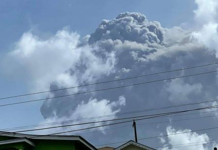 https://storage.bljesak.info/article/344204/450x310/vulkan erupcija.jpg